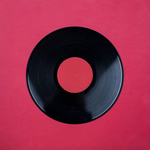 Primo piano del vinile Long Play Record con etichetta con spazio di copia su sfondo rosso — Foto Stock