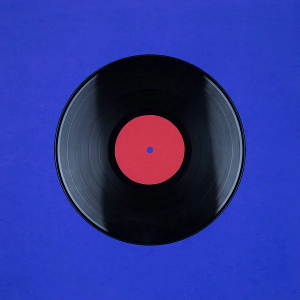 Primo piano del vinile Long Play Record con etichetta con spazio di copia su sfondo blu — Foto Stock