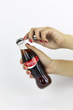 Atlanta, Georgia, Amerika Birleşik Devletleri - 22 Temmuz 2018: kadın el Kırmızı vintage cam coca-cola zero kontur klasik şişeden Rusya beyaz arka planda tutan çiviler