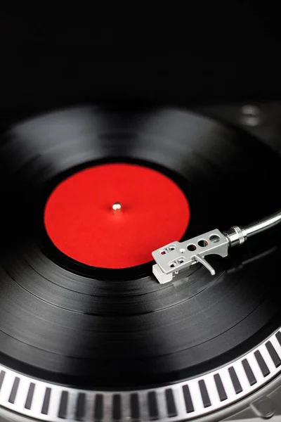 Profesyonel parti djs pikap üst viev. Gece kulübünde konser için analog sahne ses ekipmanları. Mix müzik parçaları vinil kayıtlar üzerinde oynamak. Turntable kartuş çizikler vinil disk iğne. DJ kurulum için