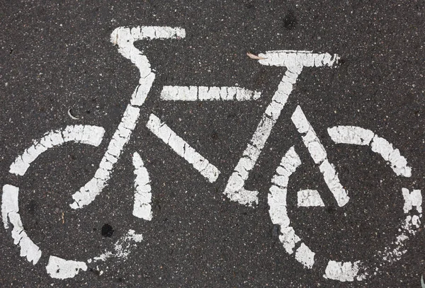 아스팔트 자전거 차선에 자전거 기호 — 스톡 사진