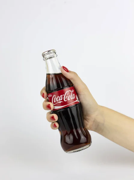 Atlanta, Georgia, Amerika Birleşik Devletleri - 22 Temmuz 2018: kadın el cam coca-cola kontur klasik şişe İtalya'dan beyaz arka planda tutan kırmızı tırnaklar
