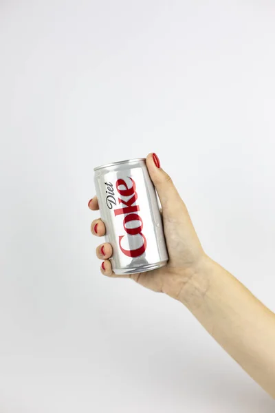 Atlanta, Georgia, Estados Unidos - 22 de julio de 2018: mano de mujer con clavos rojos sosteniendo lata de aluminio plateado coca-cola Diet Coke de Estados Unidos sobre fondo blanco — Foto de Stock