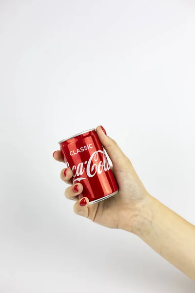 小さなアルミ缶白背景に英国からコカ ・ コーラ クラシックを保持している赤色の爪とアトランタ、ジョージア州、アメリカ合衆国 - 2018 年 7 月 22 日: 女性の手 — ストック写真