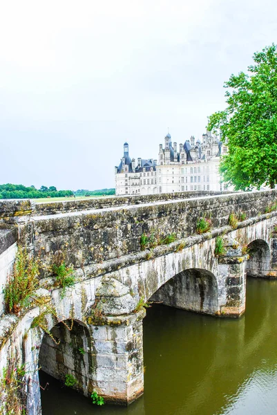 Il Chateau de Chenonceau è un castello francese che attraversa il fiume Cher, vicino al piccolo villaggio di Chenonceaux nel dipartimento Indre-et-Loire della Valle della Loira in Francia. È uno dei migliori — Foto Stock