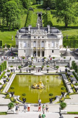 Ettal Abbey, Almanya - 12 Ağustos 2018: Linderhof Palace yaz Almanca: Schloss Linderhof bir Schloss Almanya, güneybatı Bavyera Ettal Abbey yakınındaki olduğunu. Üç saraylar en küçüğü olduğunu