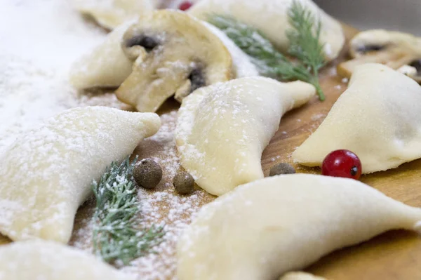 Gnocchi di cibo tradizionali russi o vareniki, pasta con carne o altro ripieno, con farina e uova serviti su un tavolo con panna acida, funghi e verdure fresche, salsa all'aglio. tradizionale — Foto Stock