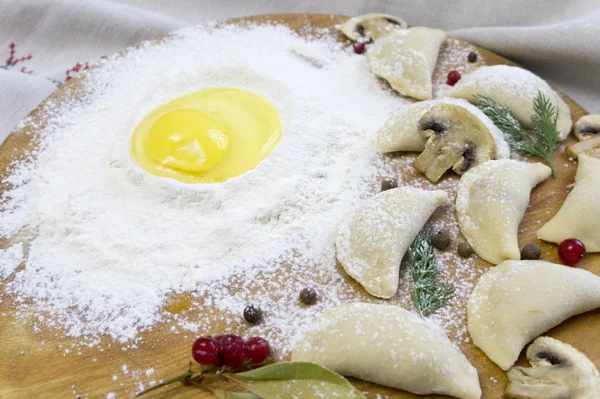 Gnocchi di cibo tradizionali russi o vareniki, pasta con carne o altro ripieno, con farina e uova serviti su un tavolo con panna acida, funghi e verdure fresche, salsa all'aglio. tradizionale — Foto Stock