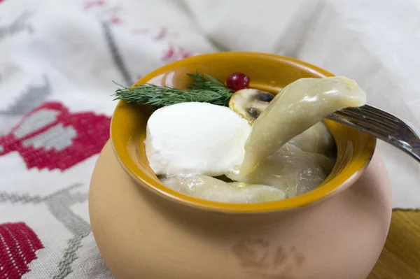 Bolinhos de massa de comida russos tradicionais ou vareniki, massa de farinha com carne ou outro recheamento, com farinha e ovo servido em uma mesa com nata azeda, cogumelos e verduras frescas, molho de alho. tradicional — Fotografia de Stock