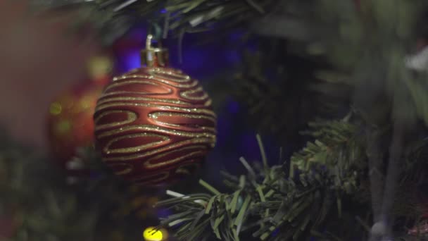 Jul och nyår röda och guld dekoration. Abstrakt suddig Bokeh Holiday bakgrund. Blinkande Garland. Julgransljus tindrande. — Stockvideo