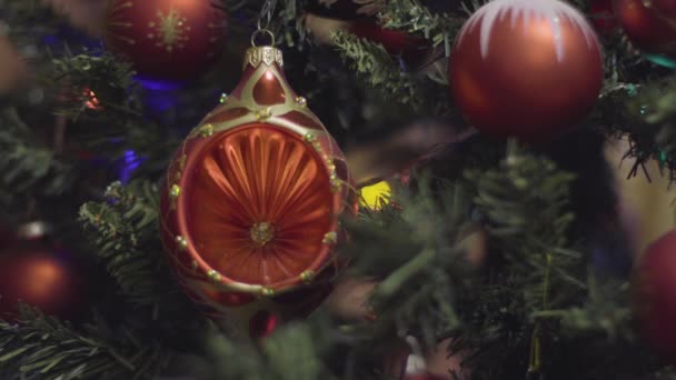 Natal e Ano Novo Decoração vermelha. Abstrato desfocado Bokeh fundo de férias. A ligar o Garland. Árvore de Natal luzes cintilando . — Vídeo de Stock