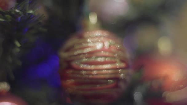 Kerstmis en Nieuwjaar decoratie in de kleuren rood en goud. Abstract vervaagd de achtergrond Bokeh vakantie. Knippert Garland. Christmas Tree Lights fonkelende. — Stockvideo