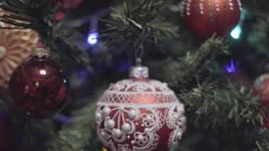 Noel ve yeni yıl dekorasyon. Arka Bokeh kırmızı bulanık Holiday plan. Garland yanıp sönüyor. Pırıltı Noel ağacı ışıkları.