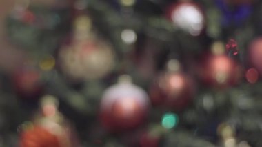 Noel ve yeni yıl dekorasyon odaklanarak dolly atış. Soyut Bokeh tatil arka plan bulanık. Garland yanıp sönüyor. Pırıltı Noel ağacı ışıkları.