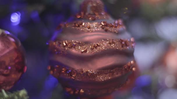Δημιουργημένο Χριστούγεννα και νέο έτος διακόσμηση. Αφηρημένο θολή φόντο διακοπές Bokeh. Αναβοσβήνει γιρλάντα. Χριστουγεννιάτικο δέντρο φώτα ριπή. — Αρχείο Βίντεο
