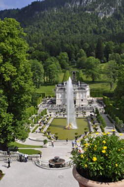 Ettal Abbey, Almanya - 12 Ağustos 2018: Linderhof bir Schloss Almanya, güneybatı Bavyera Ettal Abbey yakınındaki sarayıdır. Bavyera Kral Ludwig II tarafından inşa üç saraylar en küçüğü olduğunu ve