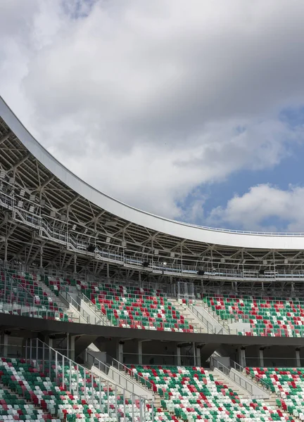 Gekleurde stoelen leeg tribuns van een moderne stadion zonder toeschouwers — Stockfoto