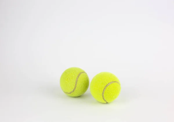 Beyaz arka plan üzerinde izole iki tenis topları Close-up — Stok fotoğraf