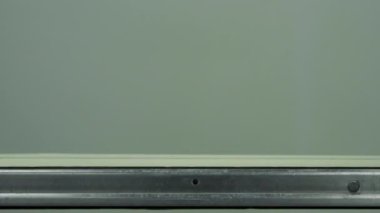 Tıp Medikal Ürünler ve ilaç üretimi için tesisinde konveyör bant üzerinde tıkanmış plastik şişe sterilize