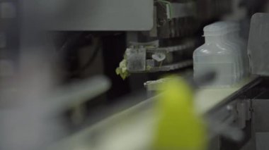 Steril tıkanmış plastik şişe konveyör ilaç ile darbe dolgu sıvı dolu konteyner bir tıbbi ya da gıda ve endüstriyel fabrika üretmek için kullanılan teknoloji teknik mühür