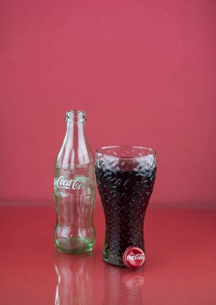 亚特兰大, 佐治亚, 美国-2018年7月22日: 空的可口可乐外形经典瓶装饮料玻璃 — 图库照片