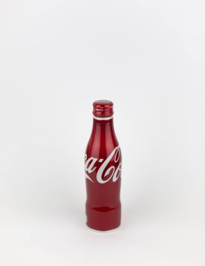 Atlanta, Georgia, Amerika Birleşik Devletleri - 22 Temmuz 2018: kırmızı alüminyum coca-cola kontur şişe izole beyaz arka plan üzerinde