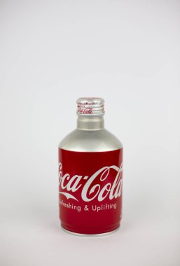 Atlanta, Georgia, Amerika Birleşik Devletleri - 22 Temmuz 2018: nadir kırmızı alüminyum coca-cola kontur izole beyaz arka plan üzerinde Asya şişe