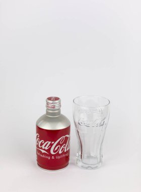 Atlanta, Georgia, Amerika Birleşik Devletleri - 22 Ağustos 2018: nadir kırmızı alüminyum coca-cola kontur ile markalı cam izole beyaz arka plan üzerinde Asya şişe