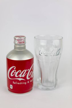 Atlanta, Georgia, Amerika Birleşik Devletleri - 22 Ağustos 2018 nadir kırmızı alüminyum coca-cola kontur şişe Asya üzerinde beyaz arka plan ile markalı cam izole