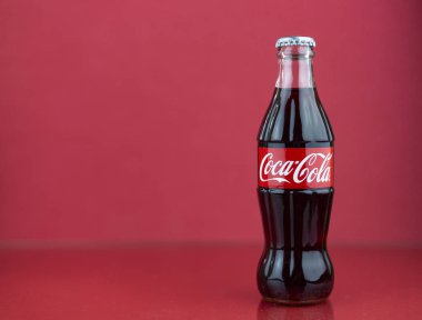 Atlanta, Georgia, Amerika Birleşik Devletleri - 22 Temmuz 2018: nadir kırmızı coca-cola kontur şişe kırmızı zemin üzerine