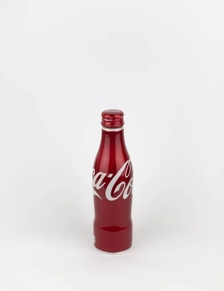 Атланта, Джорджия, США - 22 июля 2018 года: красный алюминиевый кока-кола контур бутылки на белом фоне изолированы — стоковое фото