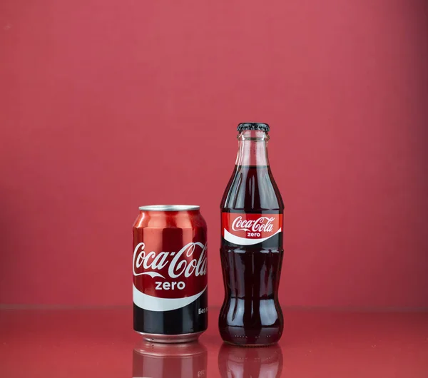 Атланта, Джорджия, США - 22 июля 2018 года: нулевая банка кока-колы и контурная бутылка на красном фоне — стоковое фото