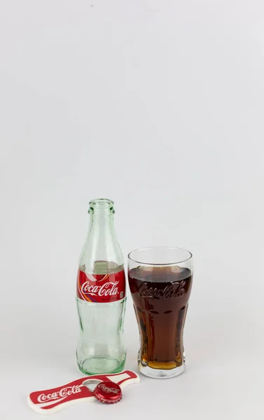 Atlanta, Georgia, USA - August 22, 2018 coca-cola empty olympic bottle with glass tray and opener — Stock Photo, Image