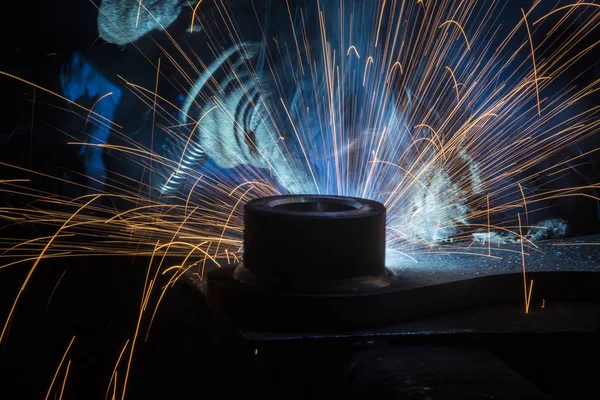 Industriearbeiter beim Schweißen von Stahl in der Fabrik — Stockfoto