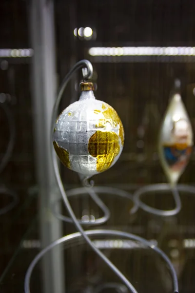 Globo de oro Decoraciones vintage árbol de Navidad juguete — Foto de Stock