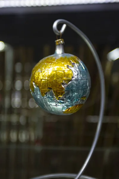 Vintage árbol de Navidad juguete decoraciones globo signo de paz — Foto de Stock