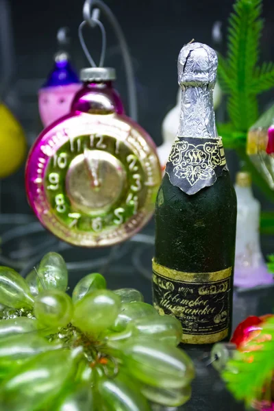 Советские часы и советское шампанское с игрушками для новогодних ёлок — стоковое фото
