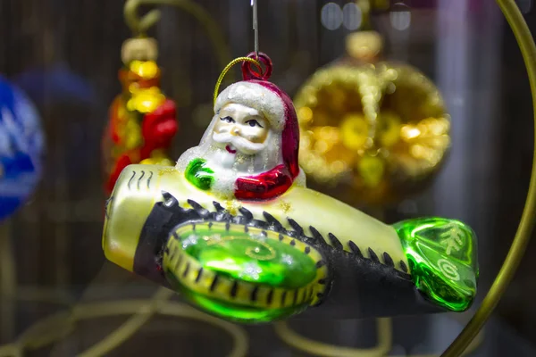 Vintage ussr sowjetischen Weihnachtsbaum Spielzeug Weihnachtsmann auf Doppeldecker-Dekoration — Stockfoto