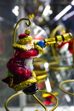 Vintage Noel ağacı oyuncak süslemeleri teleskopla yıldızları izlerken santa