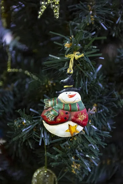 Винтажные украшения рождественской елки стильный снеговик — стоковое фото
