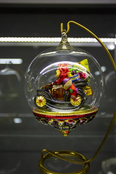 Винтажные украшения рождественской елки стеклянный шар с плюшевым мишкой на машине — стоковое фото