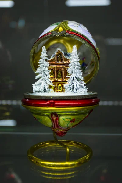 Landhaus mit Bäumen im Schnee Vintage Weihnachtsbaum Spielzeug Dekorationen — Stockfoto
