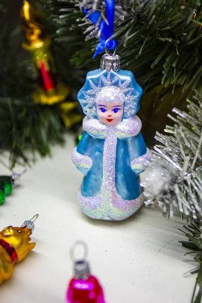 Vintage weihnachtsbaum spielzeug dekorationen schneejungfrau — Stockfoto