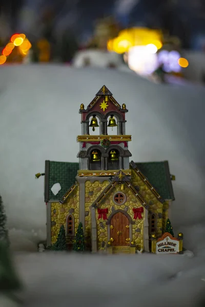 Vintage Weihnachtsspielzeug Ferienhaus leuchtet in der dunklen Dekoration — Stockfoto