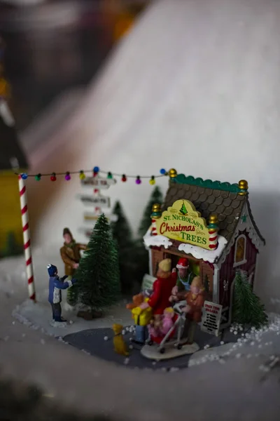Vintage weihnachten fabelhafte ferienhäuser figuren baum spielzeug dekorationen — Stockfoto