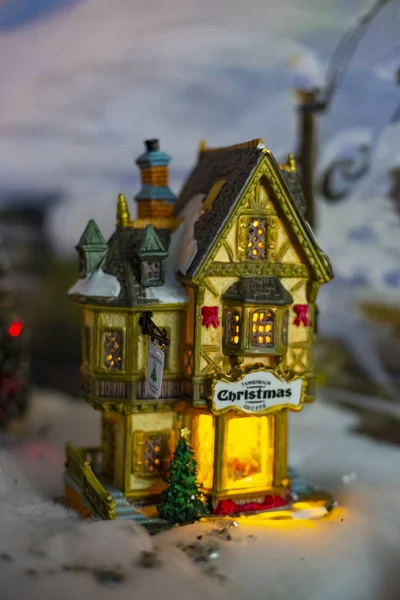 Vintage fabelhafte Ferienhäuser Figuren Weihnachtsbaum Spielzeug Dekorationen — Stockfoto
