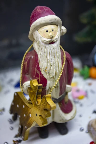 Weihnachtsbaumschmuck Weihnachtsmann mit Hirsch — Stockfoto