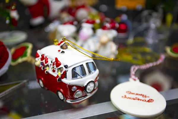 Винтажные украшения рождественской елки с рождественским автобусом — стоковое фото