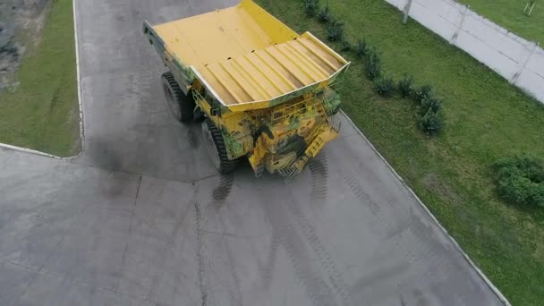 Belarús, Zhodzina, 10 de diciembre de 2018: Enorme camión de 450 toneladas Belaz durante la prueba de manejo. Belaz es un fabricante bielorruso de equipos de transporte y movimiento de tierras, camiones de basura, camiones de transporte, equipos pesados . — Vídeo de stock