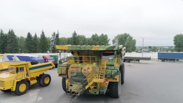 Bielorussia, Zhodzina, 10 dicembre 2018: BelAZ 75710 è un autocarro a traino ultra classe prodotto in Bielorussia da BelAZ. A partire dal 2016, è il più grande, più alta capacità di carico utile camion di trasporto. Belaz è — Video Stock